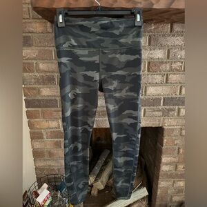 Athleta Ultimate 7/8 Tight size XS Gray and Black Camouflage athletic Leggings